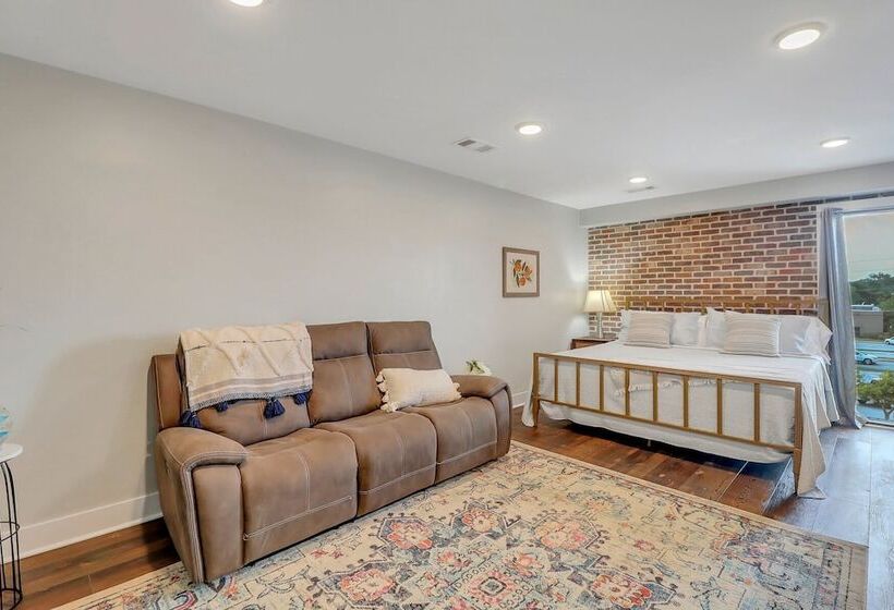 The Post Suite   Above Bull & Barrel Close To Gsu