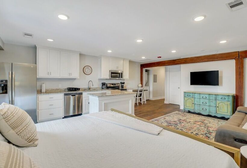 The Post Suite   Above Bull & Barrel Close To Gsu