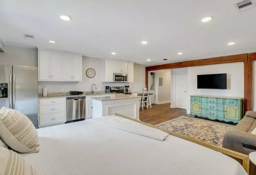 The Post Suite   Above Bull & Barrel Close To Gsu