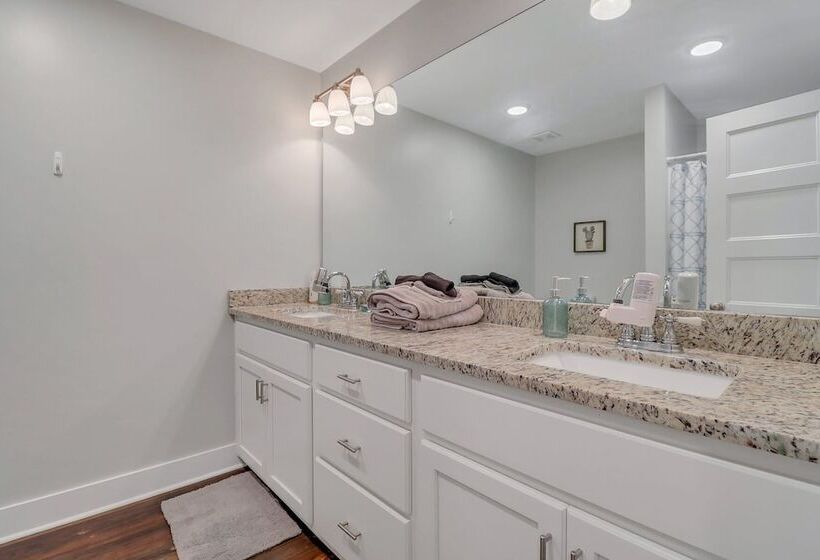 The Post Suite   Above Bull & Barrel Close To Gsu