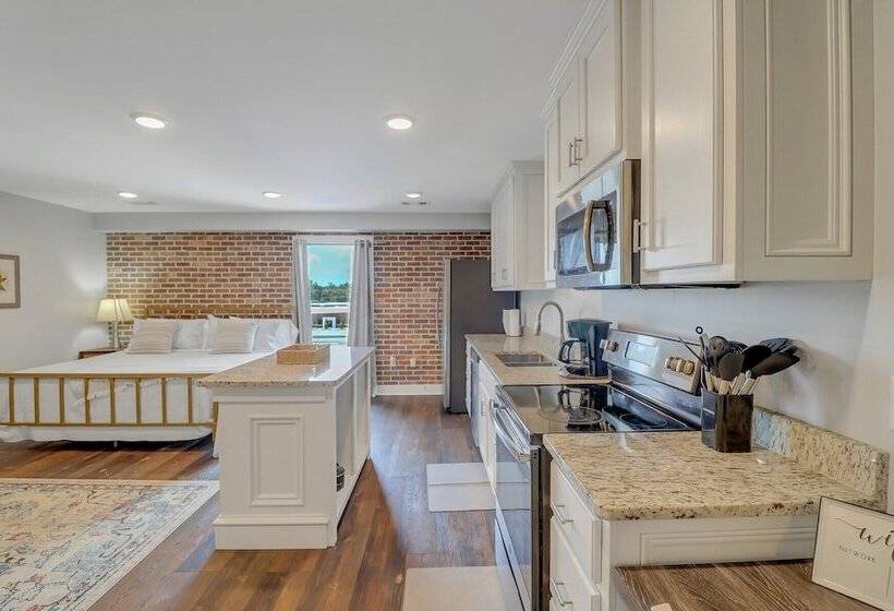 The Post Suite   Above Bull & Barrel Close To Gsu