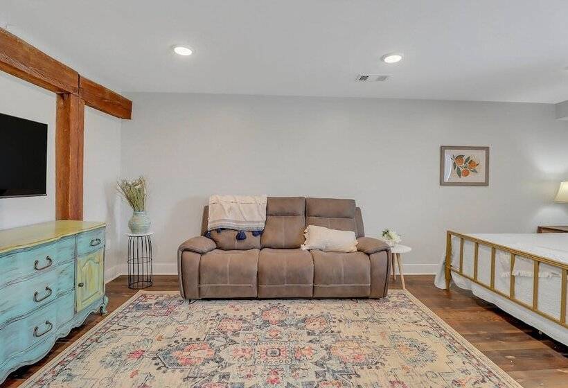 The Post Suite   Above Bull & Barrel Close To Gsu