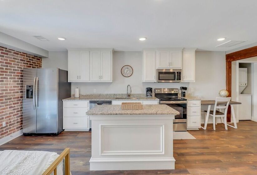 The Post Suite   Above Bull & Barrel Close To Gsu