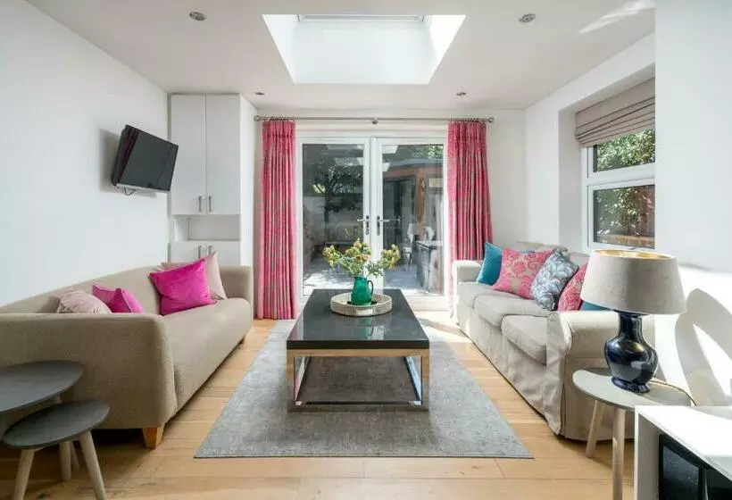 Joivy 2 Bed Flat With Garden In Battersea