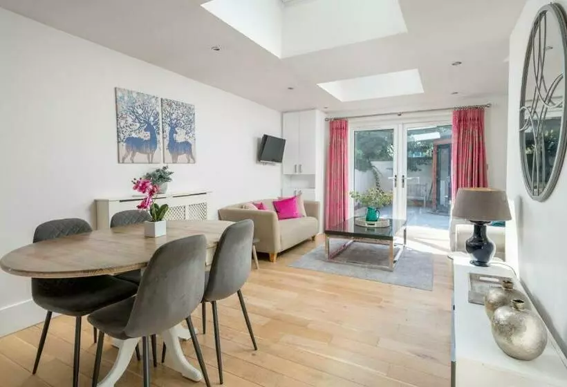 Joivy 2 Bed Flat With Garden In Battersea
