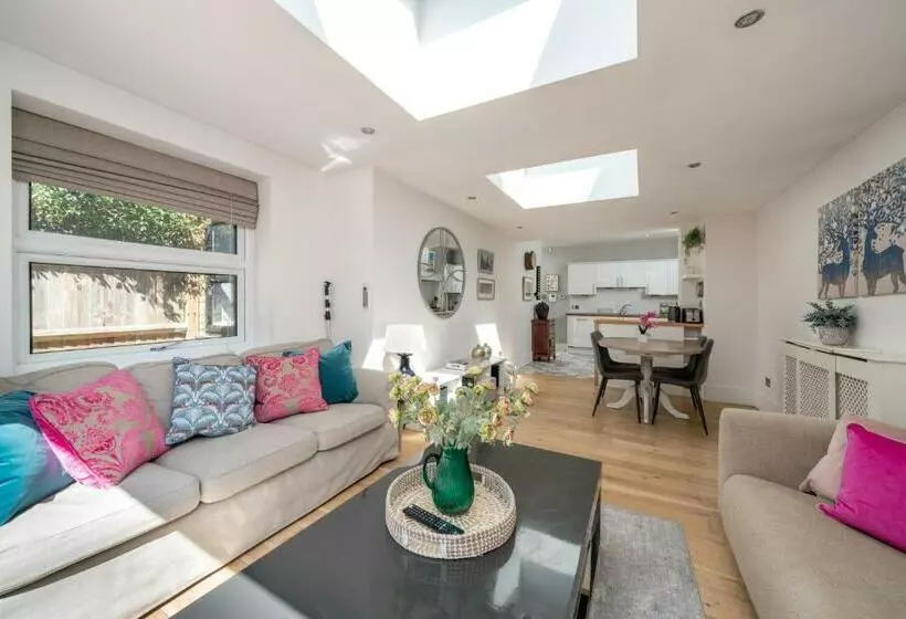 Joivy 2 Bed Flat With Garden In Battersea