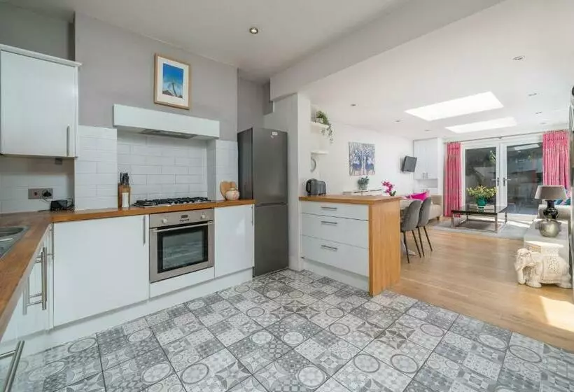Joivy 2 Bed Flat With Garden In Battersea