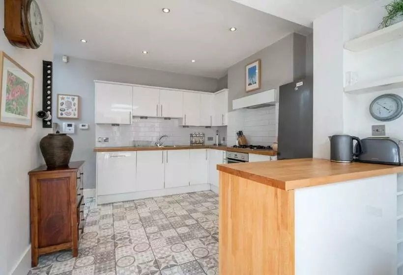 Joivy 2 Bed Flat With Garden In Battersea