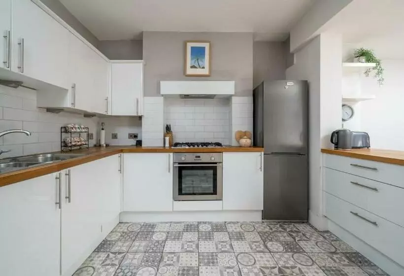Joivy 2 Bed Flat With Garden In Battersea