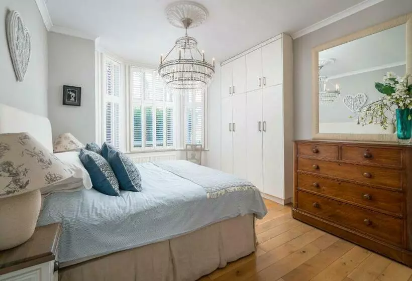Joivy 2 Bed Flat With Garden In Battersea