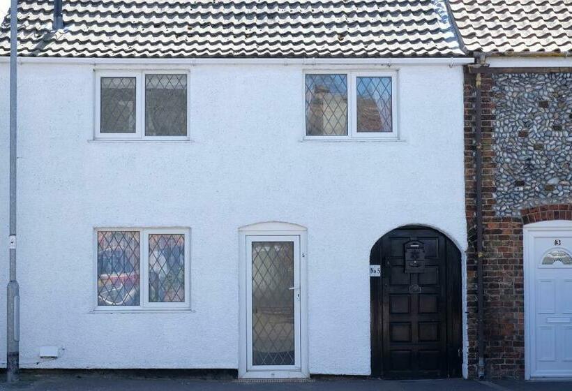 Cosy Cottage 5 Minutes Walk To Beach