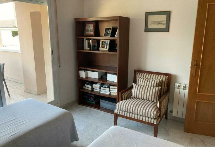 Apartment With Great Community Swimming Pool & Direct Beach Access