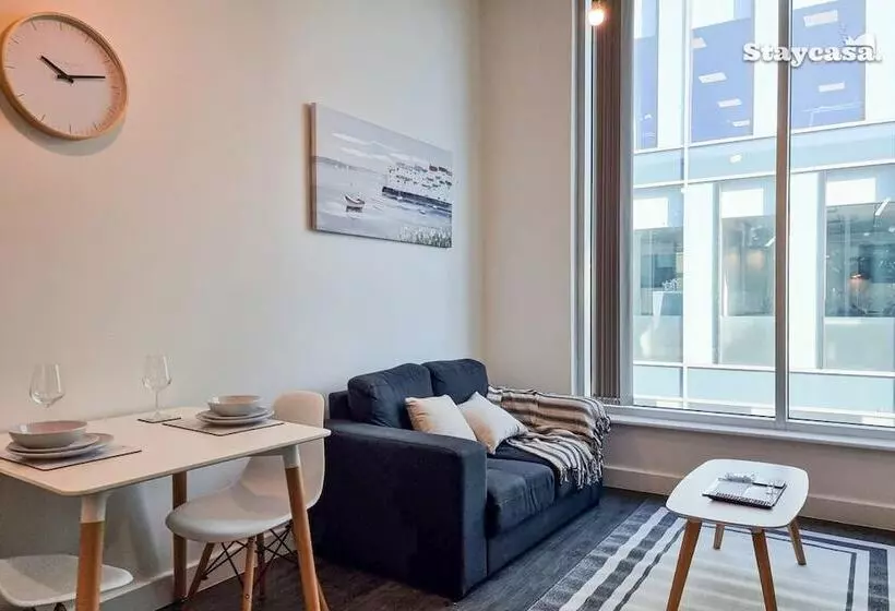 Spacious Central Apartment With Great Transports