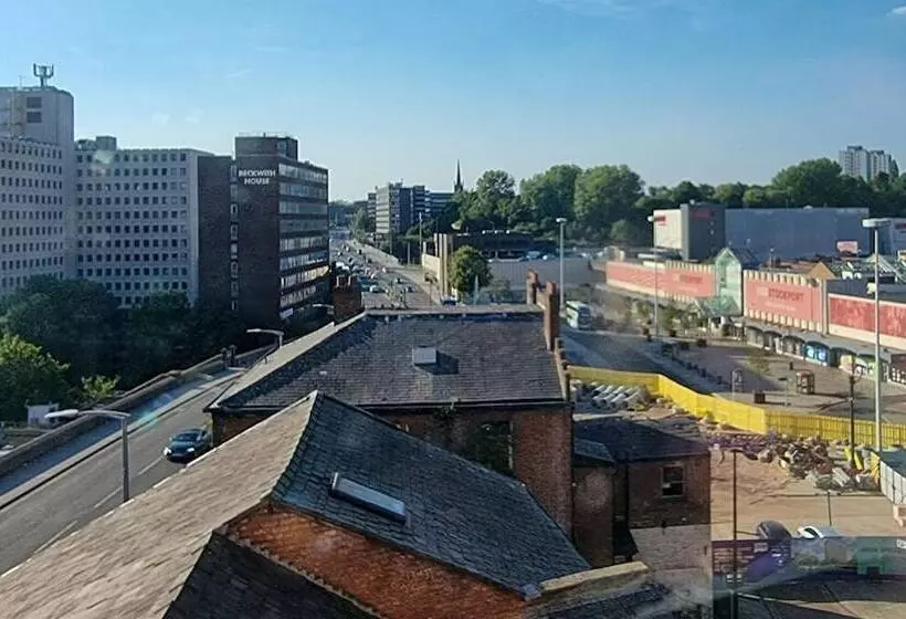 Spacious Central Apartment With Great Transports