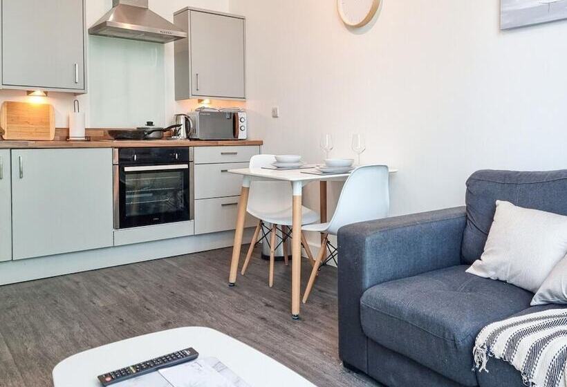 Spacious Central Apartment With Great Transports