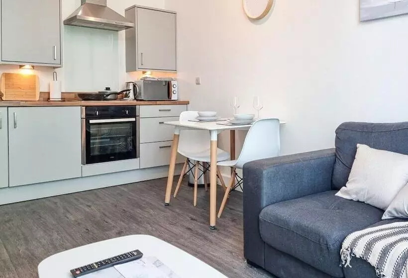 Spacious Central Apartment With Great Transports