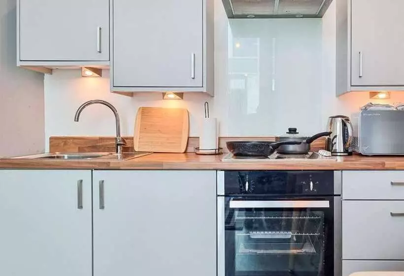 Spacious Central Apartment With Great Transports