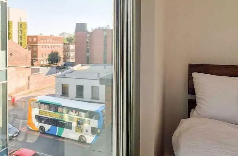 Spacious Central Apartment With Great Transports