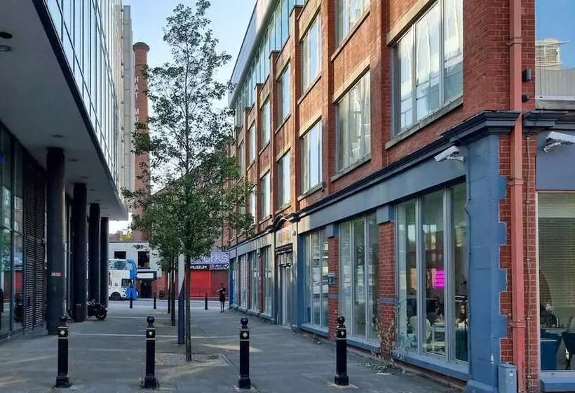 Spacious Central Apartment With Great Transports