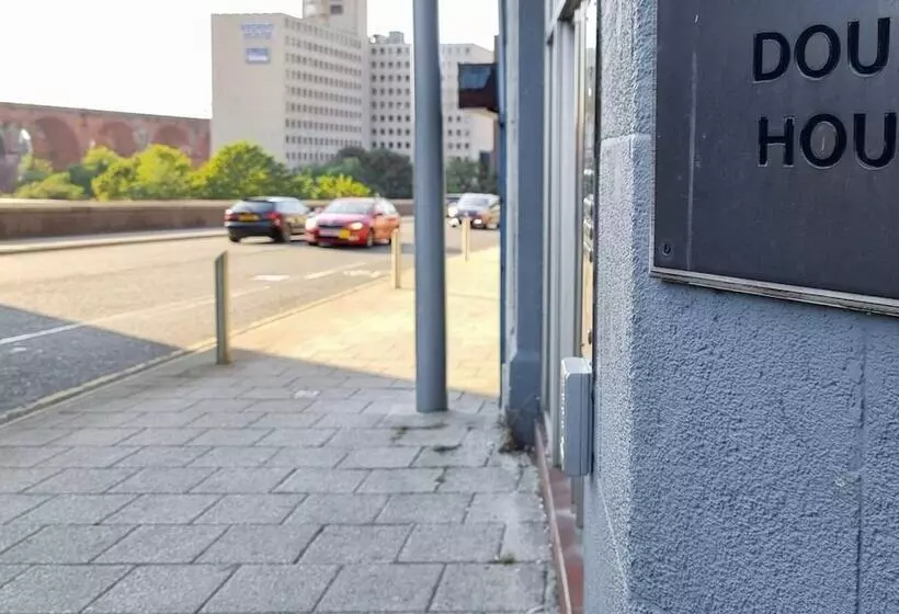 Spacious Central Apartment With Great Transports