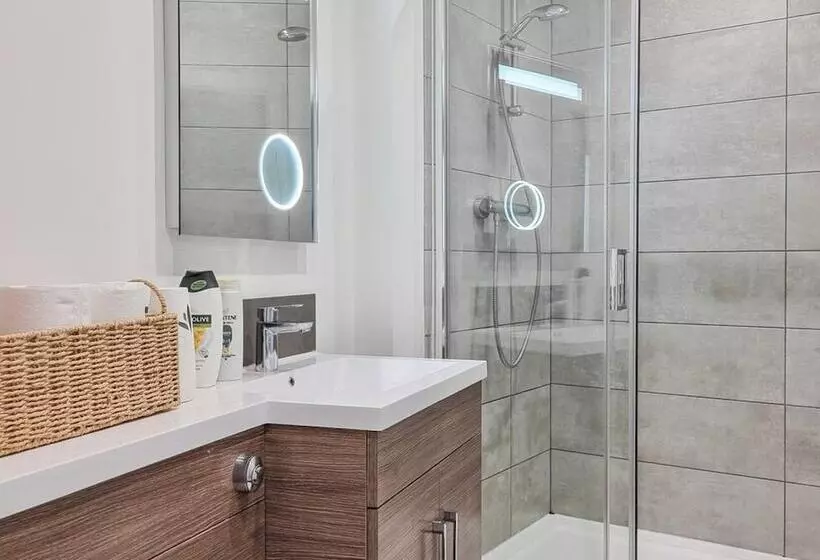 Spacious Central Apartment With Great Transports