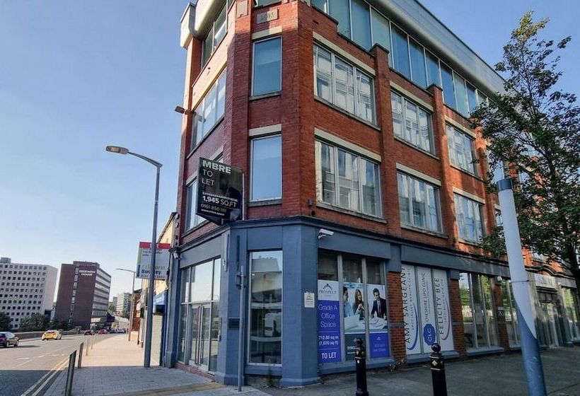 Spacious Central Apartment With Great Transports