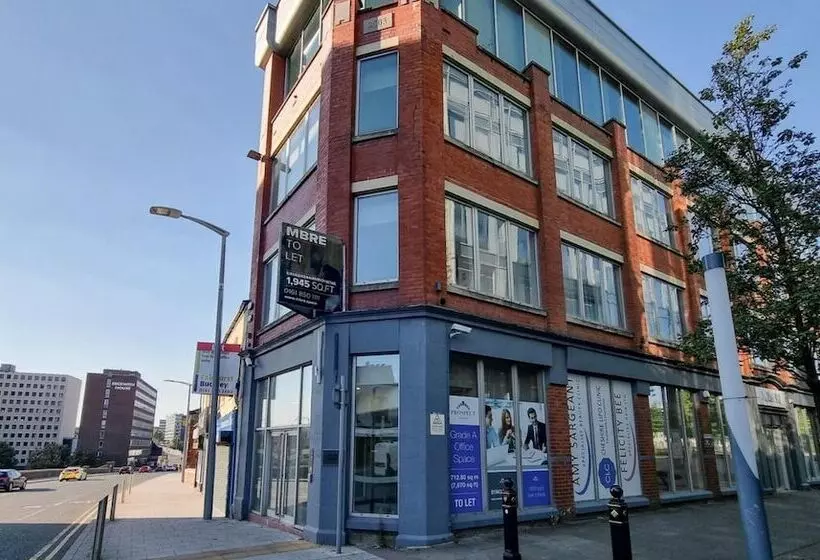 Spacious Central Apartment With Great Transports