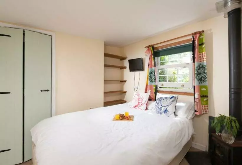 Pump Cottage Sleeps 10, Gwithian