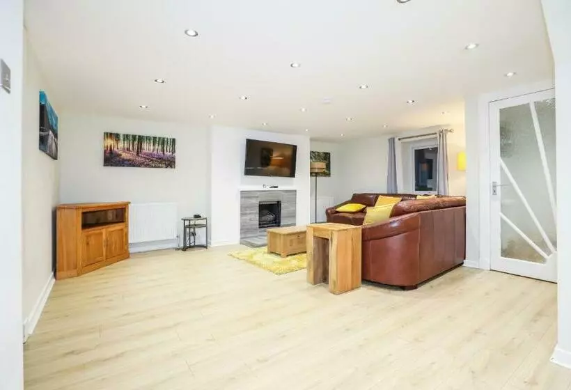 Mystayinn Tomnahurich 3 Bedroom House