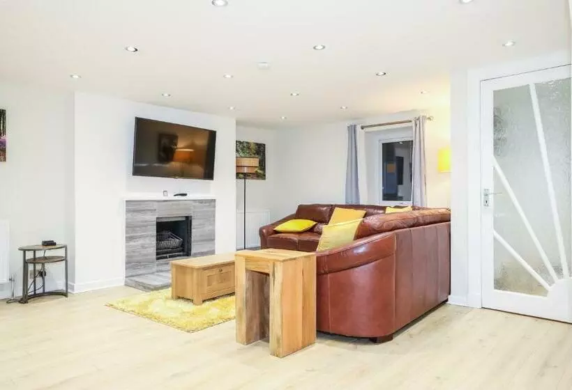 Mystayinn Tomnahurich 3 Bedroom House