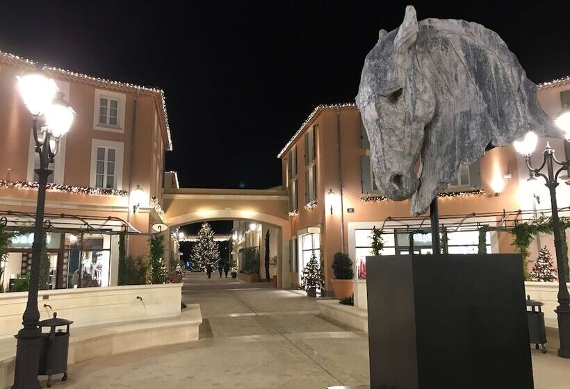 בית מלון כפרי Premiere Classe Istres