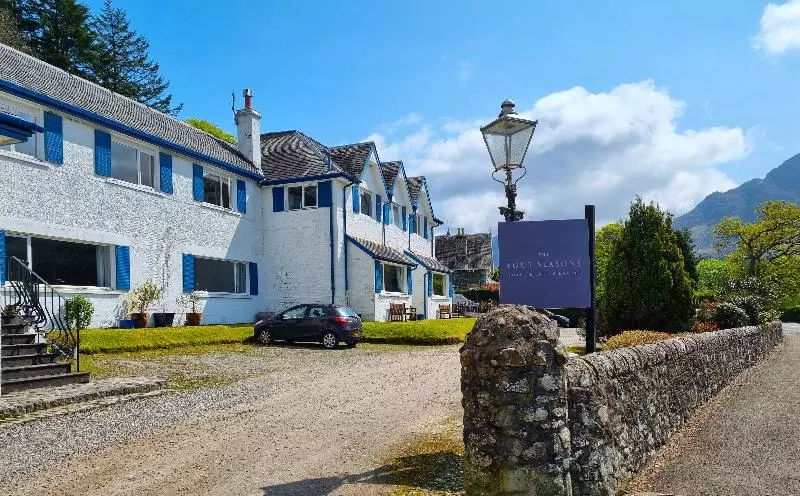 בית מלון כפרי The Four Seasons