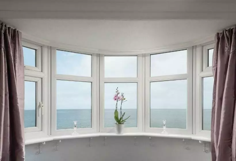 Beachcliffe House   Sea Front Property   Sleeps 10   Pet Friendly
