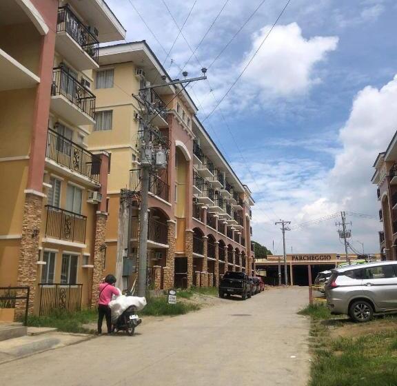 פנסיון Arezzo Place Condominium By Lord Residences