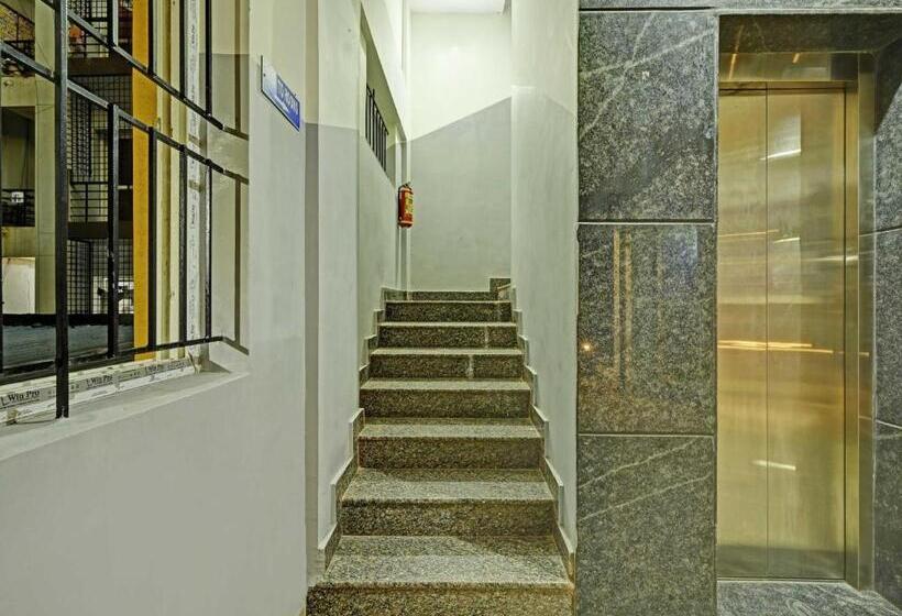 호텔 Collection O Sri Sapthagiri Near Phoenix Marketcity