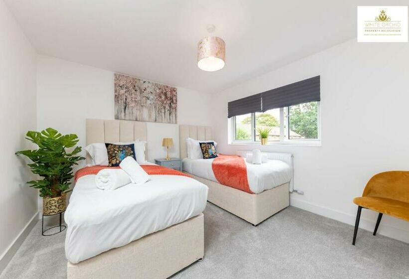 Contractors Accommodation 3bed 2bath House Free Off Street Parking For 2 Cars Wifi Stevenage Hertfor