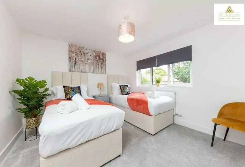 Contractors Accommodation 3bed 2bath House Free Off Street Parking For 2 Cars Wifi Stevenage Hertfor