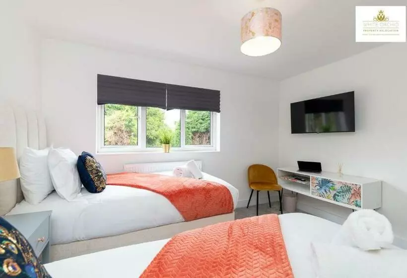 Contractors Accommodation 3bed 2bath House Free Off Street Parking For 2 Cars Wifi Stevenage Hertfor