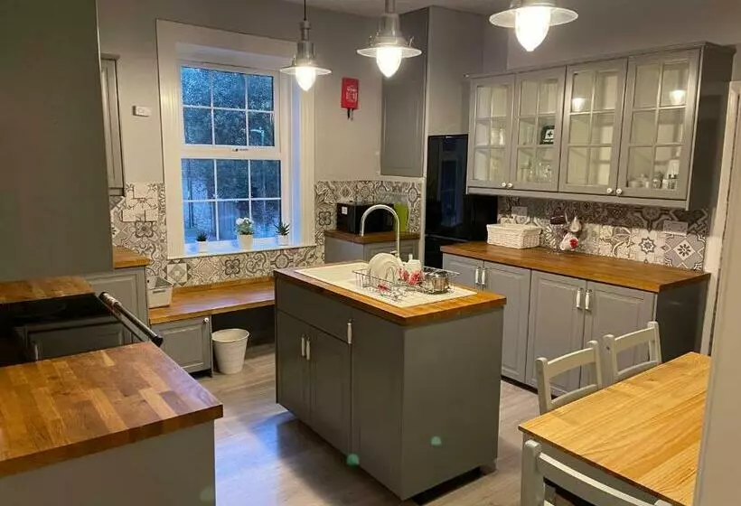 Spacious 4 Bed Holiday Home In The Heart Of Maidstone