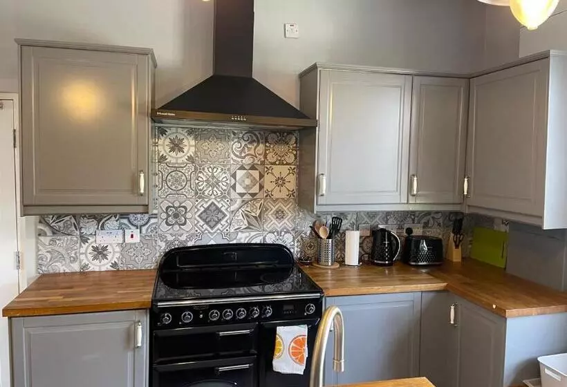 Spacious 4 Bed Holiday Home In The Heart Of Maidstone