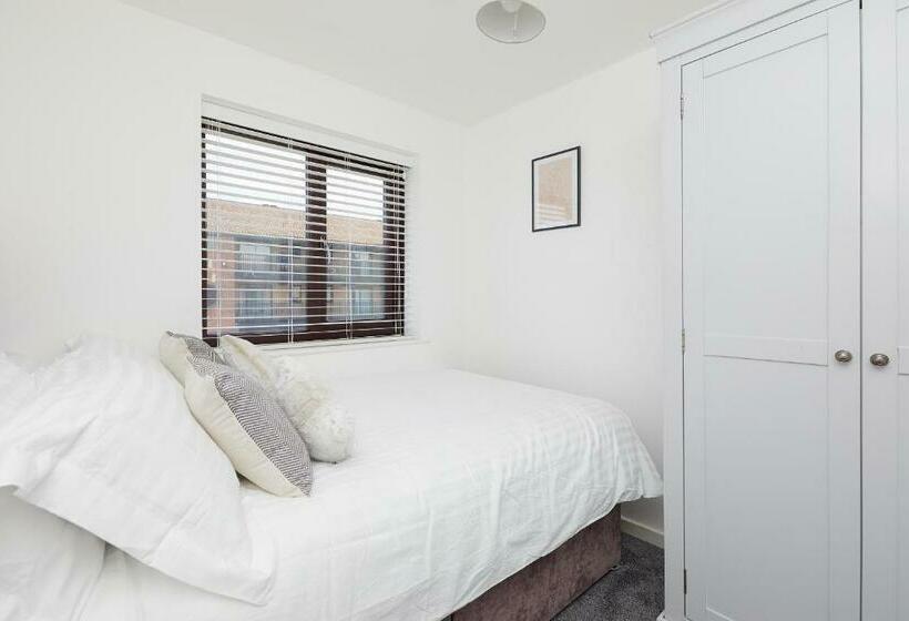 Modern 2 Bed House By City Centre