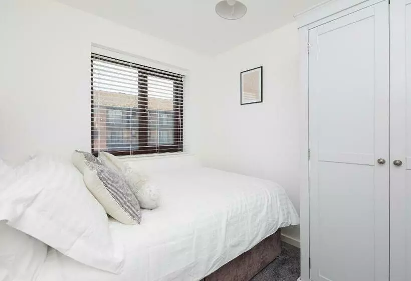 Modern 2 Bed House By City Centre