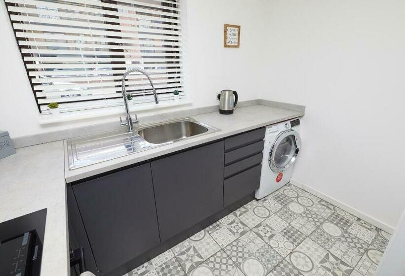 Modern 2 Bed House By City Centre