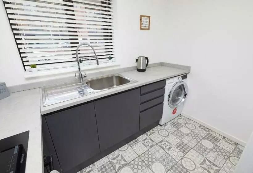 Modern 2 Bed House By City Centre