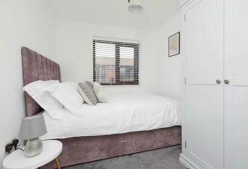 Modern 2 Bed House By City Centre