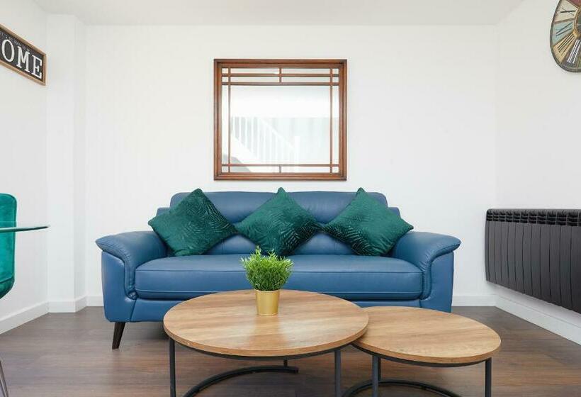 Modern 2 Bed House By City Centre