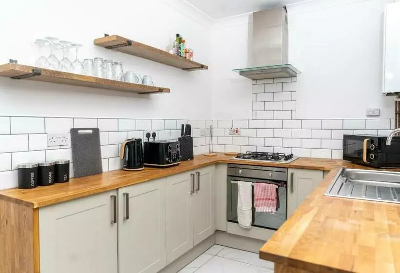 Business Friendly & Spacious 2br Home   Perfectly Located For Working In Swansea