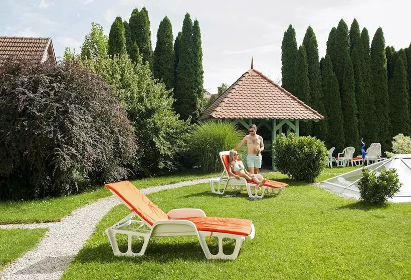 هتل Holiday Club Apartman