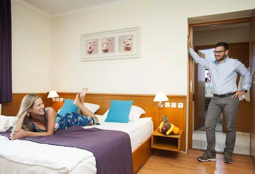 هتل Holiday Club Apartman