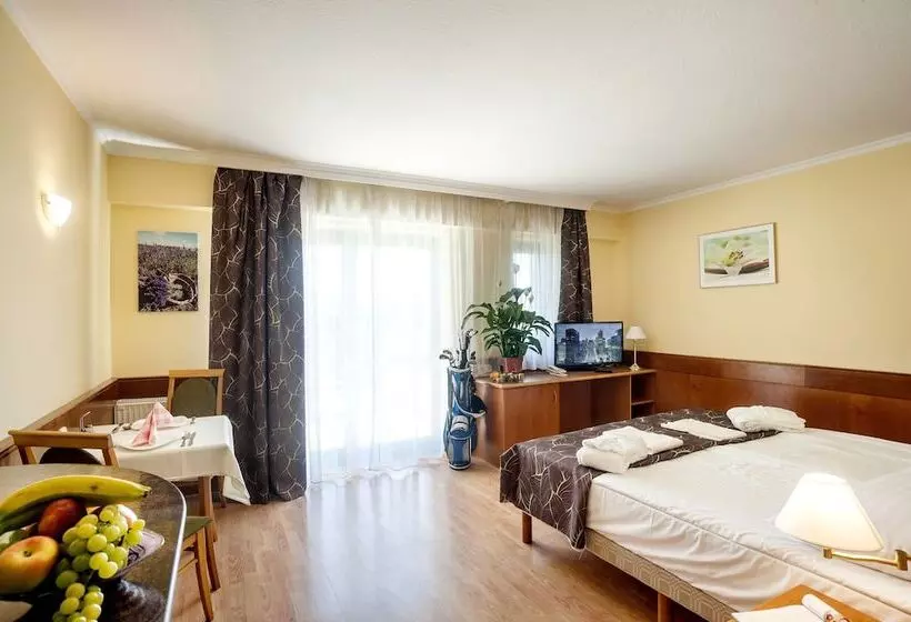 هتل Holiday Club Apartman